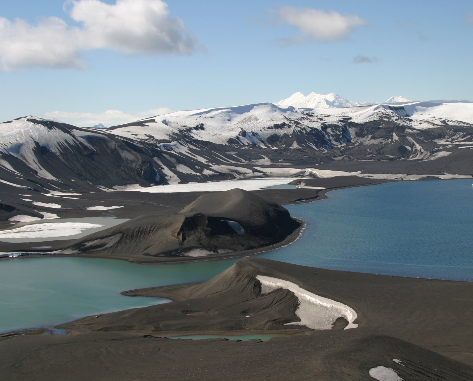 Ein Schiff fährt in einen Vulkan: Deception Island