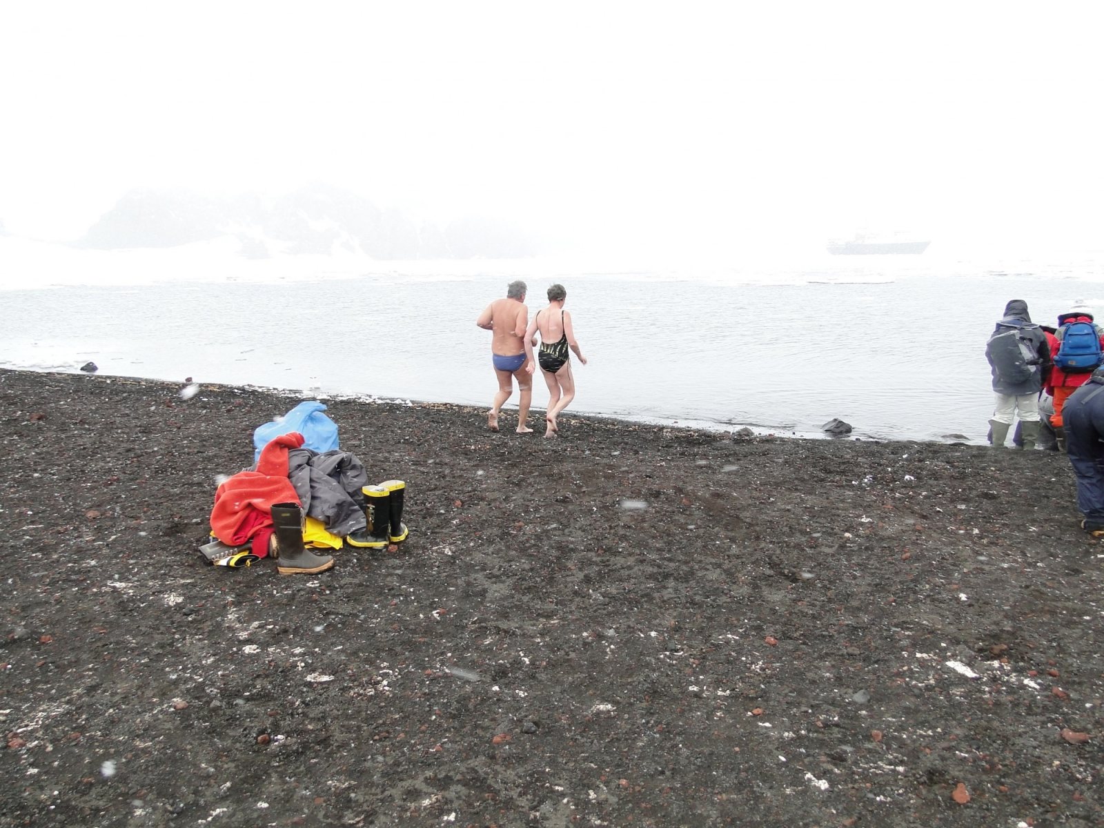 Polar Plunge, Feuerlöschschlauch und der Moment der Stille